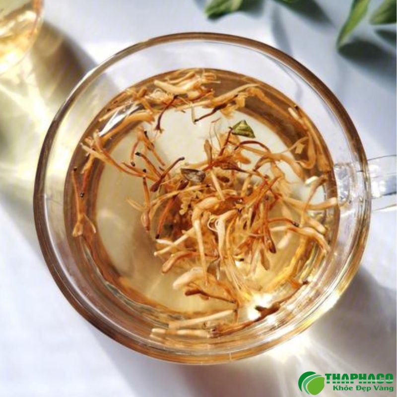 Cách sử dụng nụ kim ngân hoa hỗ trợ trị mụn