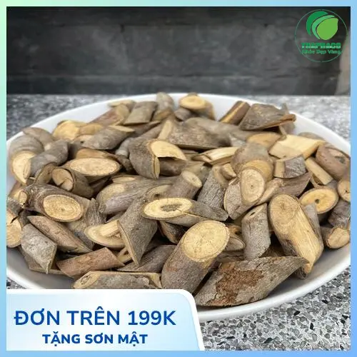 Hình ảnh một người đang uống trà cây an xoa