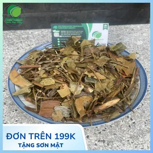 Phụ nữ sau sinh thưởng thức trà chè vằng nóng