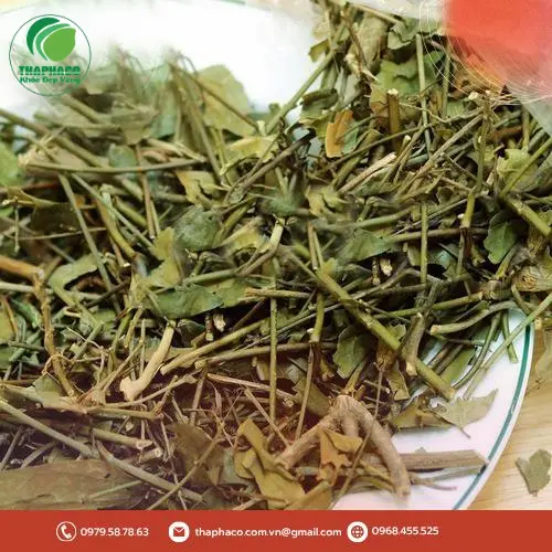Mẹ bỉm tận hưởng khoảnh khắc bình yên cho con bú