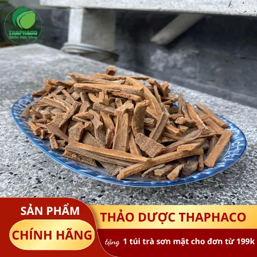 Mặt cắt ngang của hậu phác thật, cho thấy cấu trúc thớ gỗ và màu sắc tự nhiên bên trong.