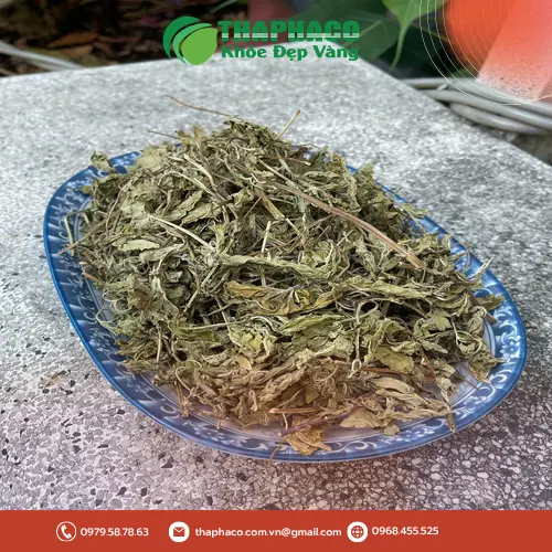 Tách trà lá bạc hà ấm áp kết hợp mật ong và chanh giúp giảm đau họng và thư giãn