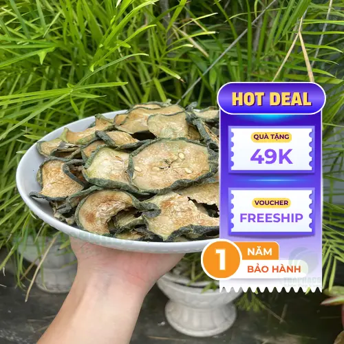 Một ly trà bí đao sấy lạnh màu xanh nhạt, trong và mát lạnh