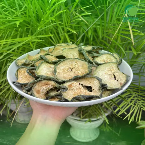 Hình ảnh người tiêu dùng đang xem đánh giá sản phẩm trên điện thoại