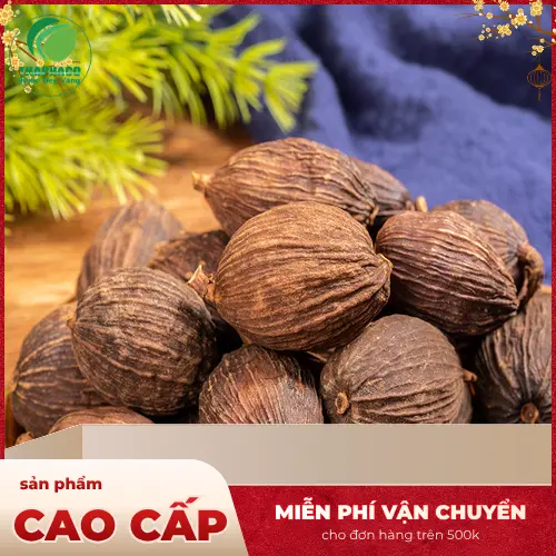 Thảo quả đang được rang trên chảo, tỏa hương thơm nồng.