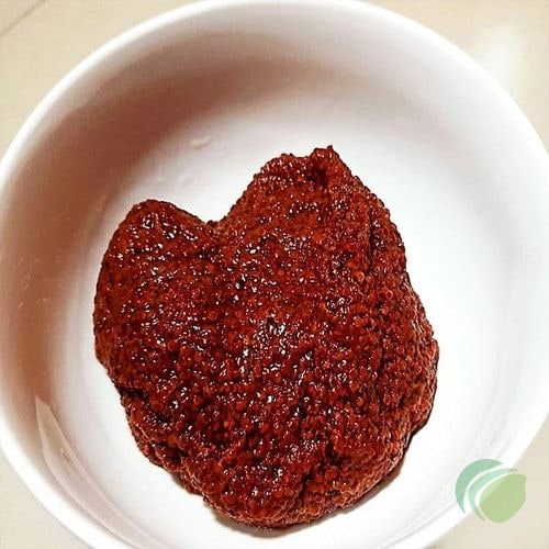 Khối gel đắp trong bát trắng (mặt nạ)