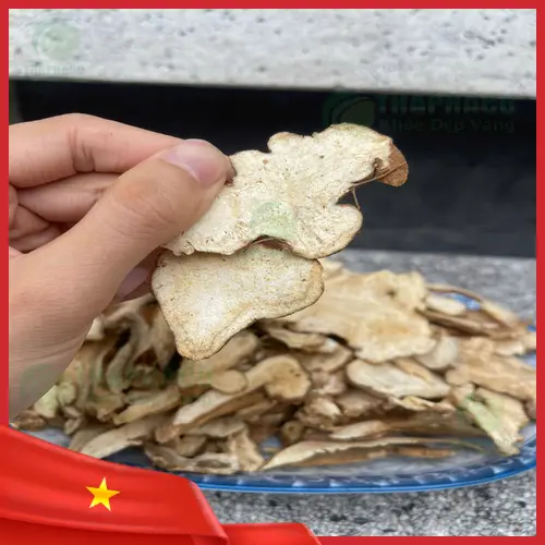 Hình ảnh người đang sắc thuốc từ Bạch Truật khô và các loại thảo mộc khác