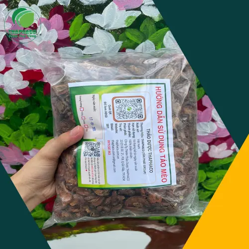 Hình ảnh người đang làm trà từ táo mèo khô